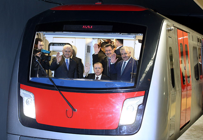 ankaralilarin-heyecanla-bekledigi-kecioren-metrosu-hizmete-acildi-(2).jpg