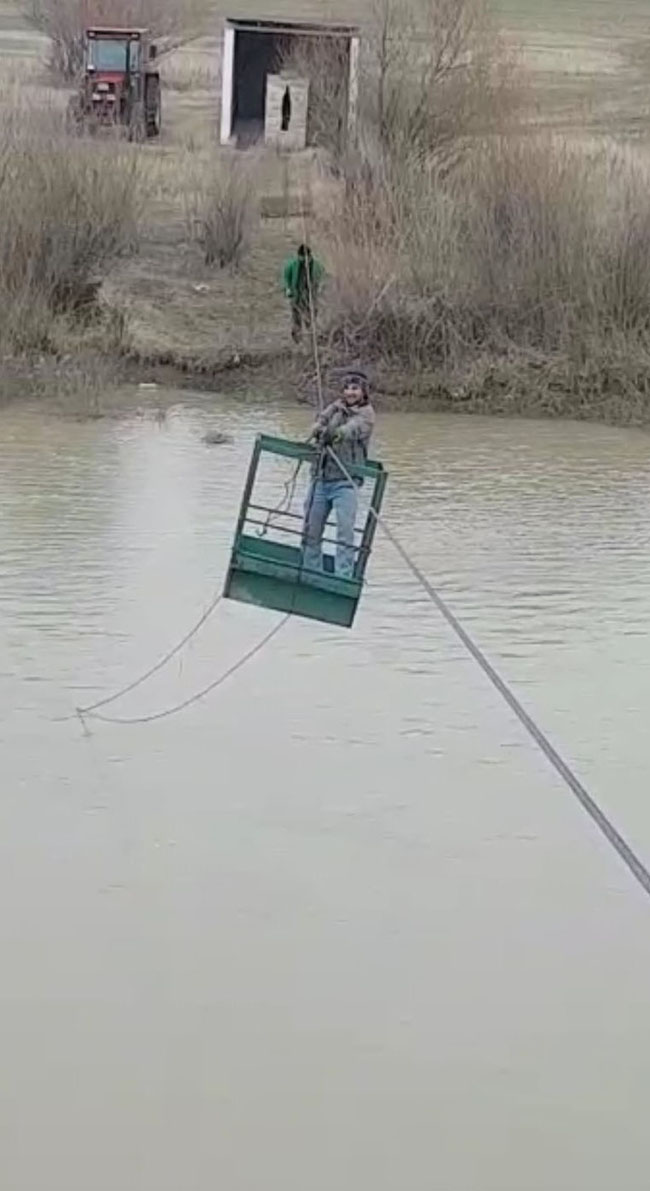 aras-nehri’ni-ilkel-teleferikle-geciyorlar--(1).jpg