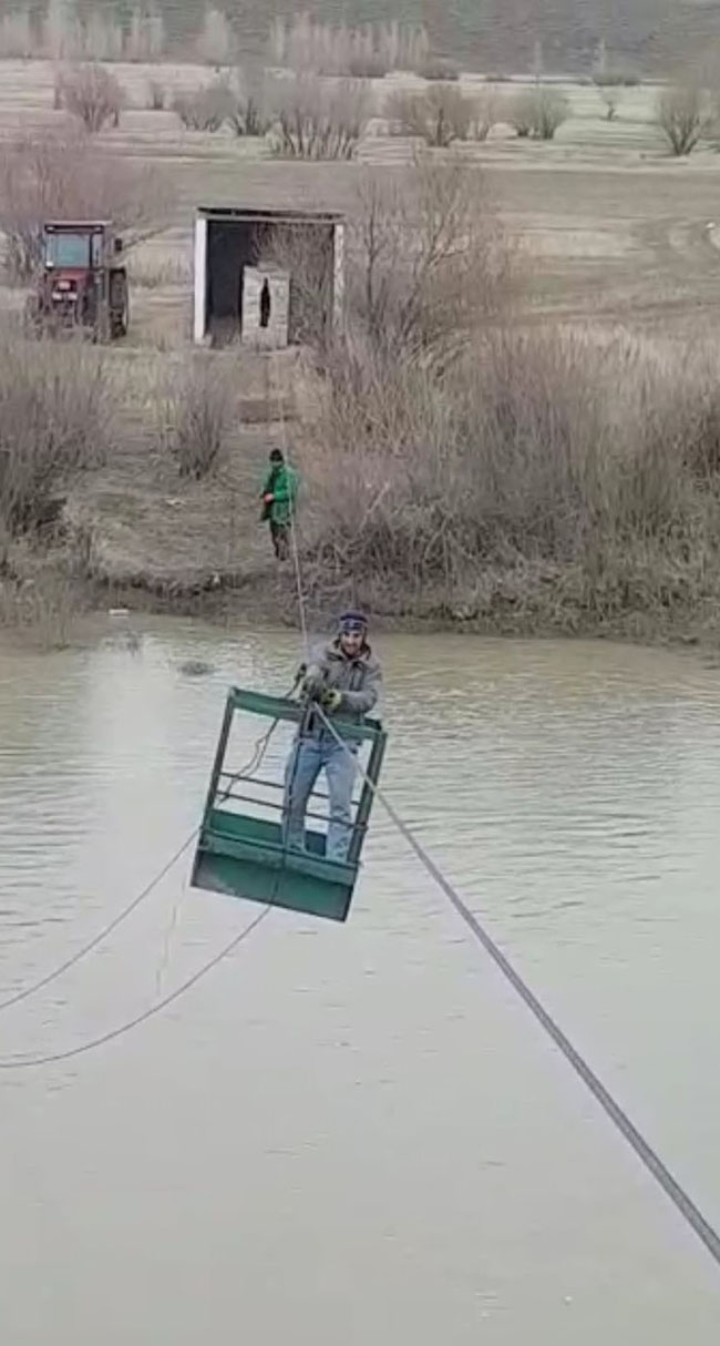 aras-nehri’ni-ilkel-teleferikle-geciyorlar--(2).jpg