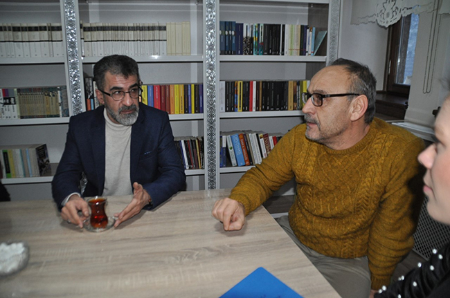 arastirmaci-yazar-sadikoglu,-kars-kalem-kitap-kahve-evi’ne-hayran-kaldi-(1).jpg