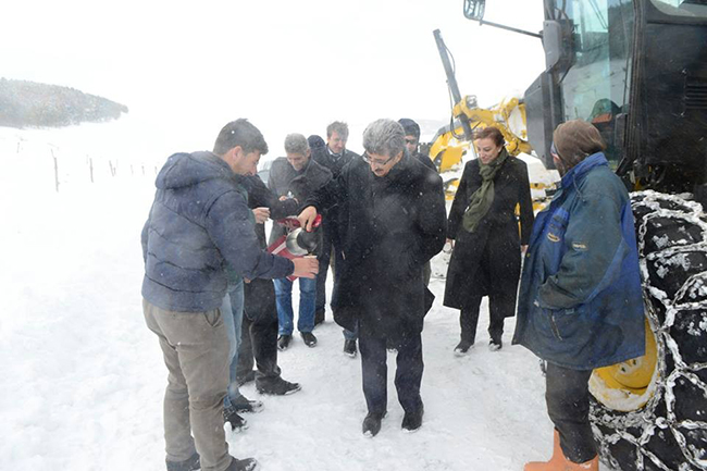 ardahan-valisi,-karla-mucadele-calismalarini-yerinde-inceledi--(2).jpg