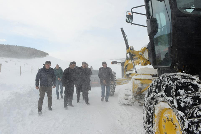 ardahan-valisi,-karla-mucadele-calismalarini-yerinde-inceledi--(3).jpg