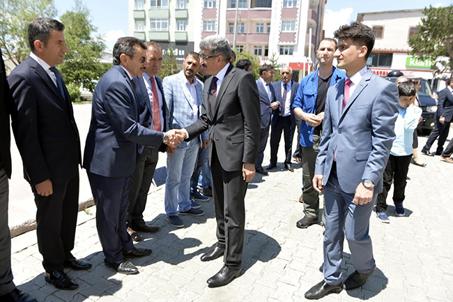 ardahan-valisi-mehmet-emin-bilmez-gorevine-basladi-(2).jpg