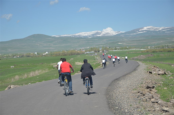 arpacayda-genc-pedallar-bisiklet-yarismasi-ve-kort-tenis-turnuvasi-(1).jpg