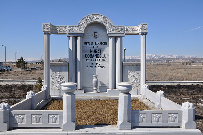 asik-murat-cobanoglu-mezari-basinda-anildi-(1).jpg
