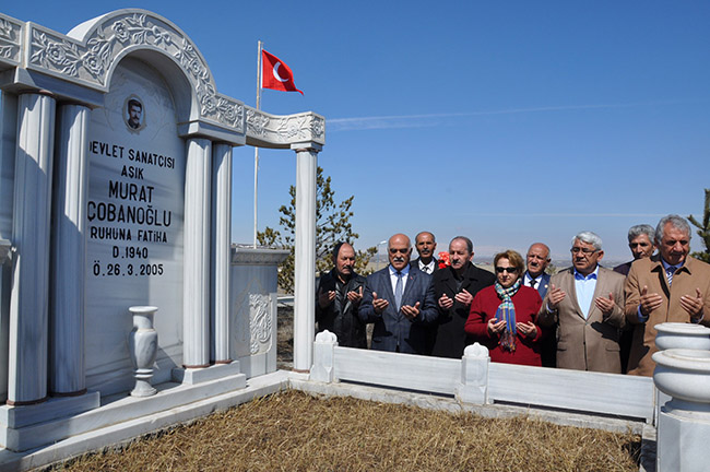 asik-murat-cobanoglu-mezari-basinda-anildi-(3).jpg