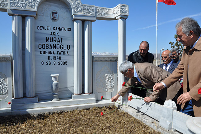 asik-murat-cobanoglu-mezari-basinda-anildi-(4)-001.jpg