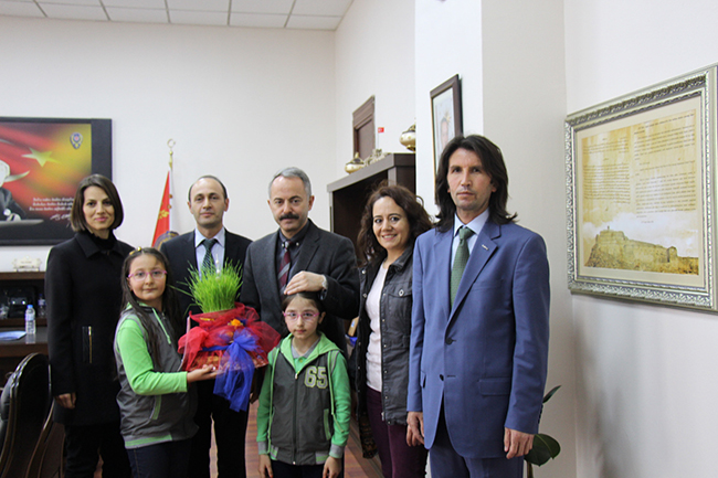 ataturk-ilkogretim-okulu-ogrencilerinden-kars-il-emniyet-muduru-umit-bitirike-nevruz-bayrami-ziyareti-(1).jpg