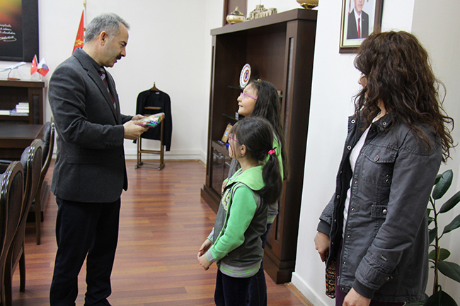 ataturk-ilkogretim-okulu-ogrencilerinden-kars-il-emniyet-muduru-umit-bitirike-nevruz-bayrami-ziyareti-(2).jpg