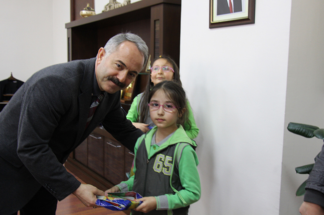 ataturk-ilkogretim-okulu-ogrencilerinden-kars-il-emniyet-muduru-umit-bitirike-nevruz-bayrami-ziyareti-(3).jpg