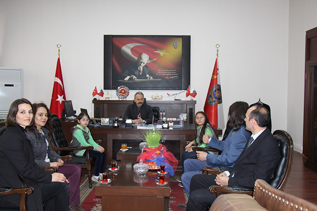 ataturk-ilkogretim-okulu-ogrencilerinden-kars-il-emniyet-muduru-umit-bitirike-nevruz-bayrami-ziyareti-(4).jpg