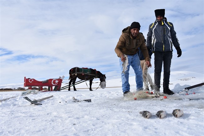 atli-kizaklarla-ulastiklari-golde-buzu-kirip-balik-avliyorlar-(1).jpg
