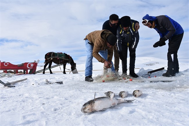 atli-kizaklarla-ulastiklari-golde-buzu-kirip-balik-avliyorlar-(15).jpg