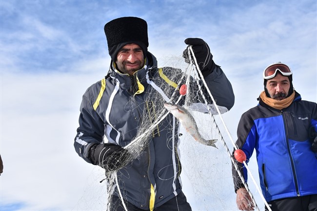 atli-kizaklarla-ulastiklari-golde-buzu-kirip-balik-avliyorlar-(2).jpg
