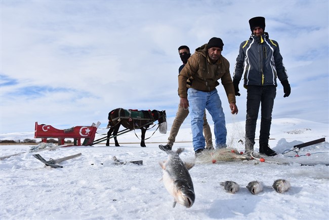 atli-kizaklarla-ulastiklari-golde-buzu-kirip-balik-avliyorlar-(7).jpg