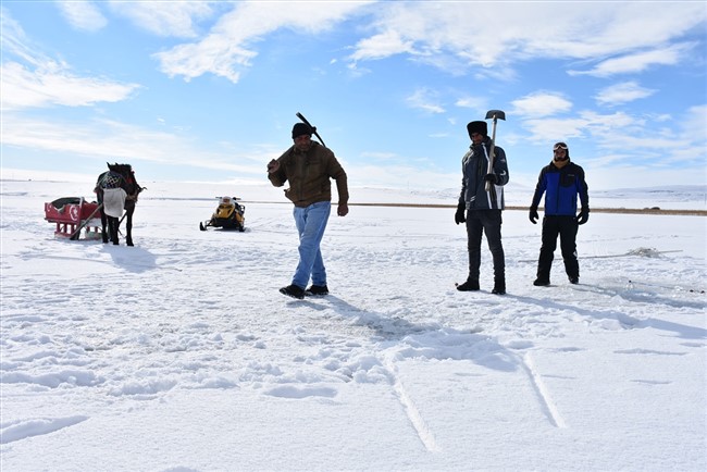 atli-kizaklarla-ulastiklari-golde-buzu-kirip-balik-avliyorlar-(8).jpg