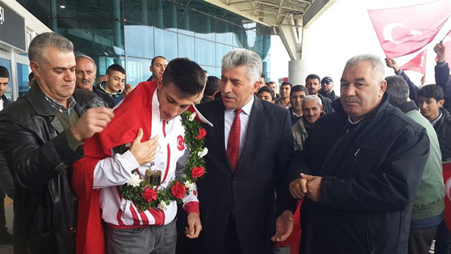 avrupa-sampiyonu-karsli-tugrulhan-erdemir-memleketine-geldi-(1).jpg