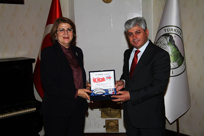 azerbaycan-ankara-buyukelciligi-egitim-musaviri-necibe-nesibova’dan-vali-rahmi-dogan’a-ziyaret!-(1).jpg