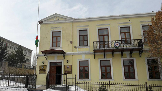 azerbaycan-kars-baskonsoloslugu-bayraklarini-yariya-indirdi-(4).jpg