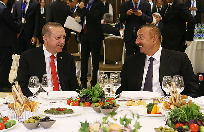 azerbaycanda-cumhurbaskani-erdogan,-onuruna-yemek-(1).jpg
