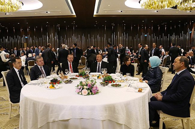 azerbaycanda-cumhurbaskani-erdogan,-onuruna-yemek-(2).jpg