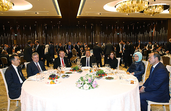 azerbaycanda-cumhurbaskani-erdogan,-onuruna-yemek-(3).jpg