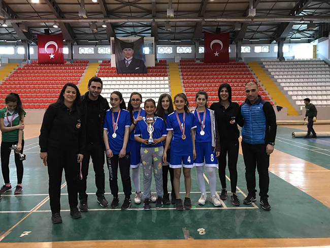 badminton-il-sampiyonu-cevriye-tatis-ortaokulu-(1).jpg