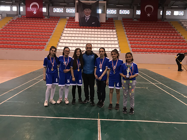 badminton-il-sampiyonu-cevriye-tatis-ortaokulu-(3).jpg