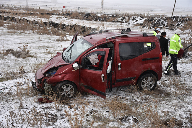 baharda-etkili-olan-kar-kazaya-neden-oldu-(2).jpg