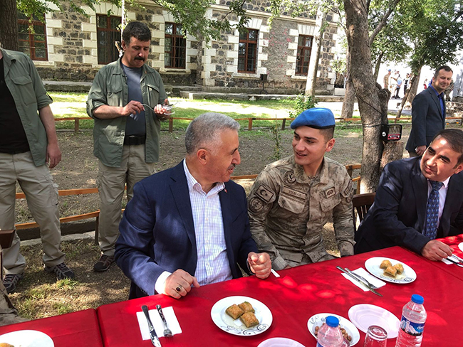 bakan-ahmet-arslan’dan-asker-ailesine-bayram-surprizi--(3).jpg