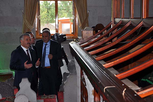 bakan-ahmet-arslan,-harakani-turbesini-ziyaret-etti-(3).jpg