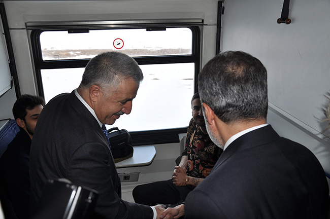 bakan-ahmet-arslan-dogu-ekspresiyle-yolculuk-yapti-(13).jpg