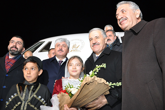 bakan-ahmet-arslan-dogu-ekspresiyle-yolculuk-yapti-(2).jpg