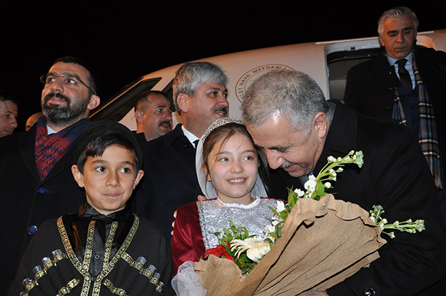bakan-ahmet-arslan-dogu-ekspresiyle-yolculuk-yapti-(3).jpg