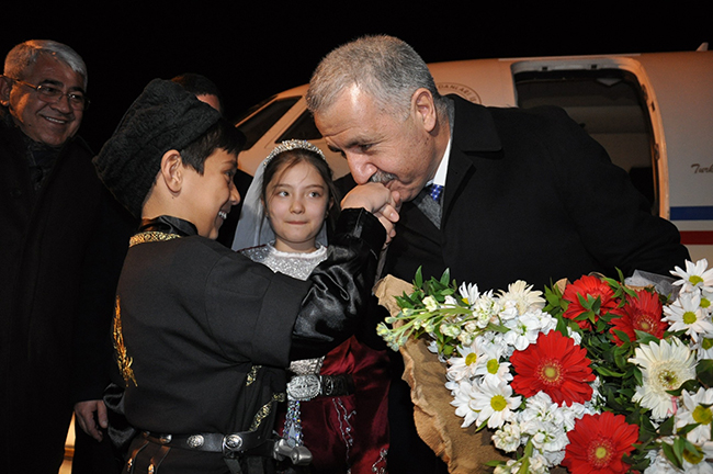 bakan-ahmet-arslan-dogu-ekspresiyle-yolculuk-yapti-(4).jpg