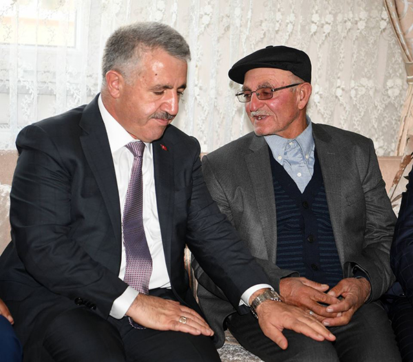 bakan-arslan’dan-sehit-ailesine-ziyaret-(1).jpg