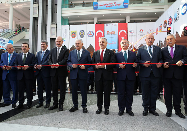 bakan-arslan,-8.-karayolu-trafik-guvenligi-sempozyumu-ve-sergisi’ne-katildi-(5).jpg