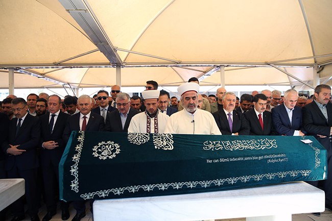 bakan-arslan,-basbakan-yildirim-ile-thy-genel-mudurunun-babasinin-cenaze-torenine-katildi-(1).jpg