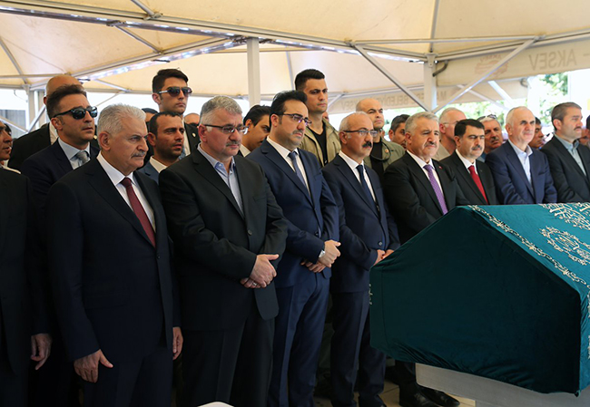bakan-arslan,-basbakan-yildirim-ile-thy-genel-mudurunun-babasinin-cenaze-torenine-katildi-(2).jpg