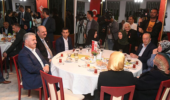 bakan-arslan,-boluda-sehit-aileleri-ve-gaziler-icin-verilen-iftara-katildi-(3).jpg