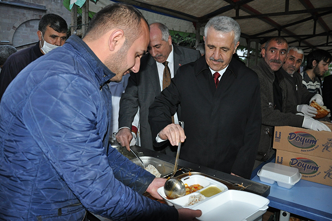 bakan-arslan,-ebul-hasan-harakani-sofrasinda-orucunu-acti-(2).jpg
