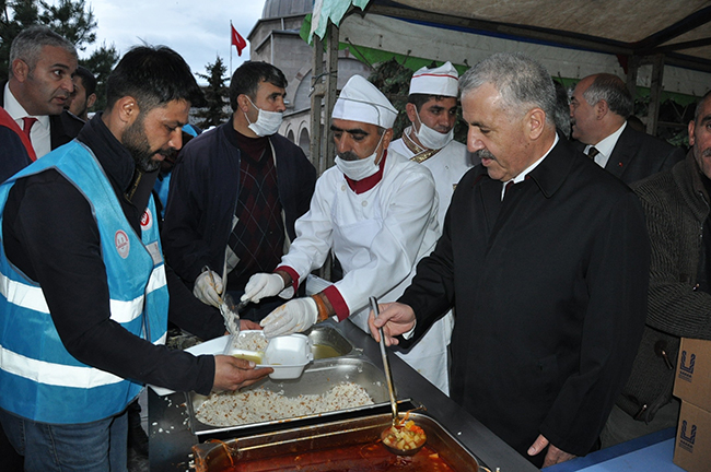 bakan-arslan,-ebul-hasan-harakani-sofrasinda-orucunu-acti-(3).jpg