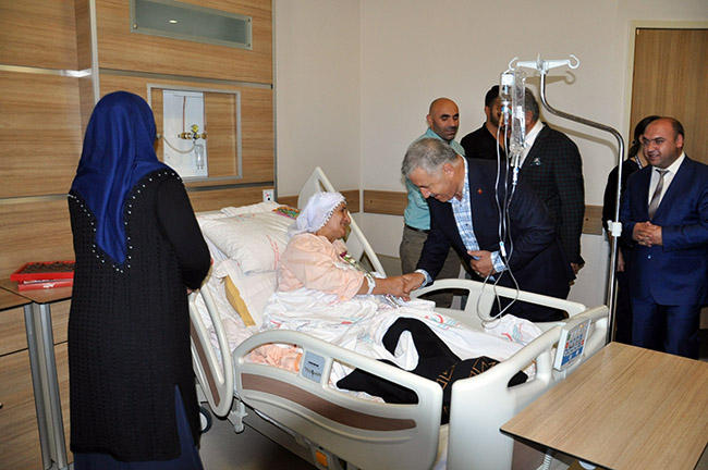 bakan-arslan,-hasta-ve-hasta-yakinlariyla-bayramlasti-(6).jpg