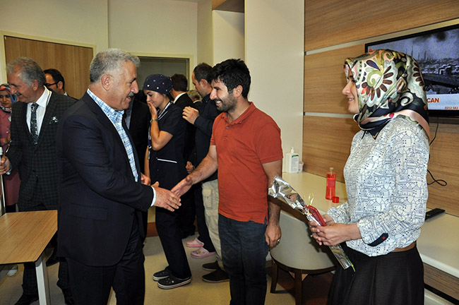 bakan-arslan,-hasta-ve-hasta-yakinlariyla-bayramlasti-(7).jpg