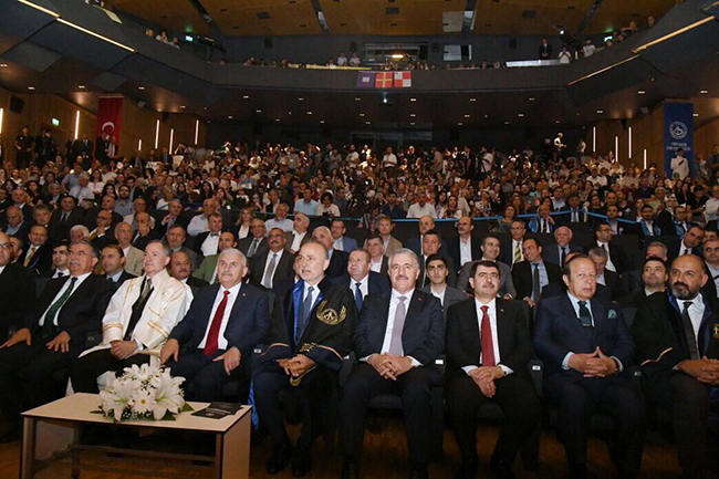 bakan-arslan,-piri-reis-universitesi-2016-2017-mezuniyet-ve-basbakan-yildirima-fahri-doktora-tevcih-torenine-katildi-(2).jpg