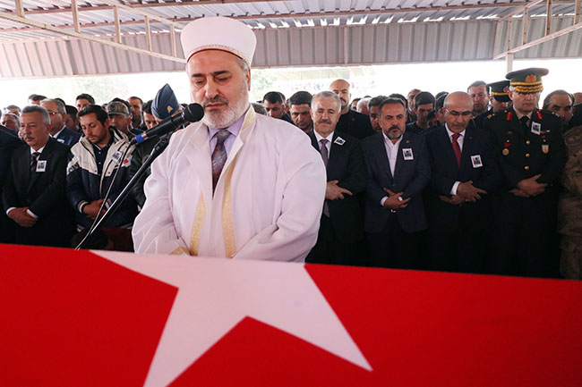 bakan-arslan,-sehit-eren-celikin-cenaze-torenine-katildi-(1).jpg
