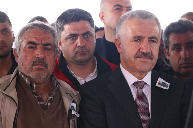 bakan-arslan,-sehit-eren-celikin-cenaze-torenine-katildi-(2).jpg