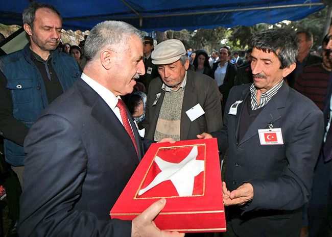 bakan-arslan,-sehit-uzman-cavus-fatih-uysalin-cenaze-torenine-katildi-(1).jpg