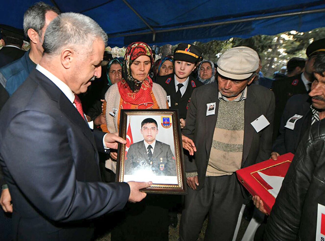 bakan-arslan,-sehit-uzman-cavus-fatih-uysalin-cenaze-torenine-katildi-(2).jpg