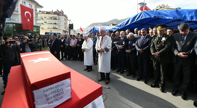 bakan-arslan,-sehit-uzman-cavus-fatih-uysalin-cenaze-torenine-katildi-(3).jpg